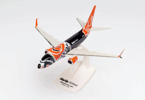 Herpa Wings 613170 - SkyUp Airlines Boeing 737-700 “Shaktar Donetsk” - UR-SQE - 1:200 - Snap-Fit