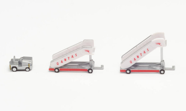 Herpa Wings 571005 - Qantas historic passenger stairs (2) with tractor (1) - 1:200